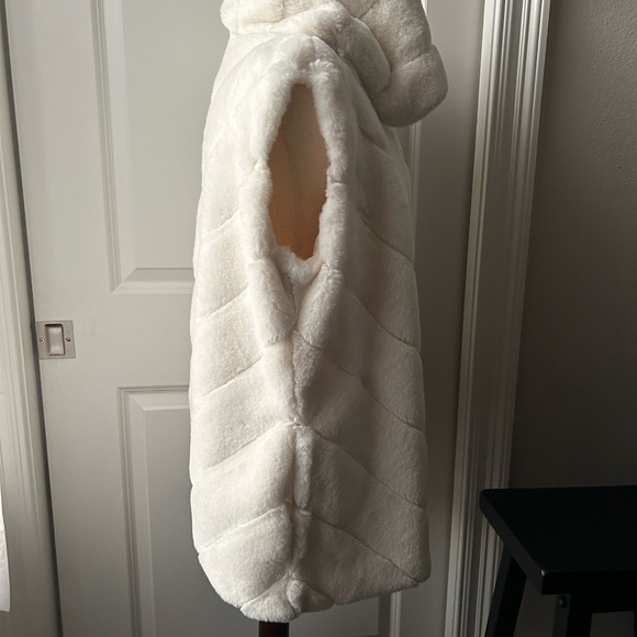 BCB Generation Faux Fur sleeveless lined hooded vest - Picture 5 of 16